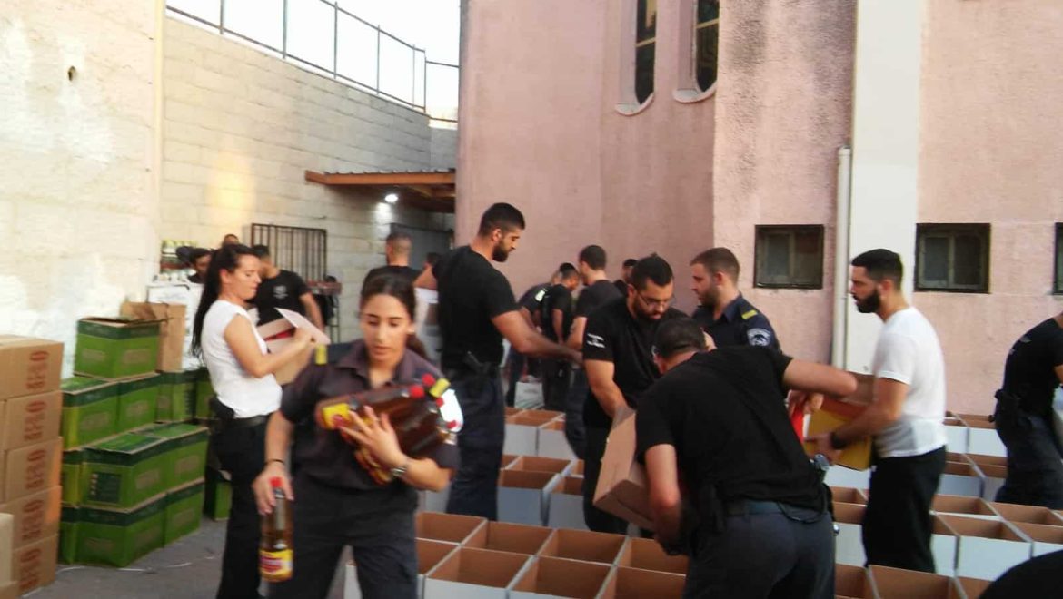גרעין ‘יחד’ ושוטרי המכללה הלאומית למען תושבי העיר בחלוקת סלי מזון