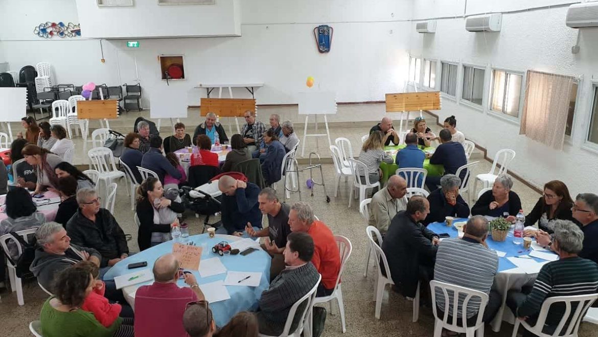 חגיגה דמוקרטית – שולחנות עגולים במושב טל שחר