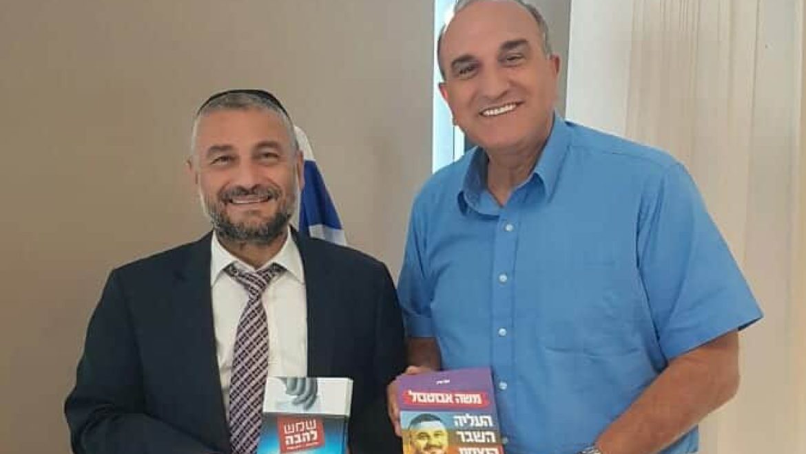 שלושה ספרים, שלוש דמויות ובית שמש אחת