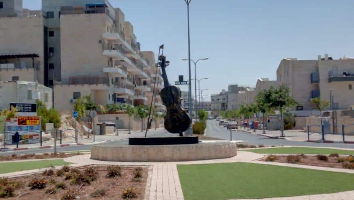 משפרים את נראות העיר: יצירת אומנות בדמות כינור הותקנה בכיכר נריה הנביא