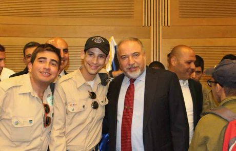 ישראל מלכה וחבריו מ’גדולים במדים’ בכנסת