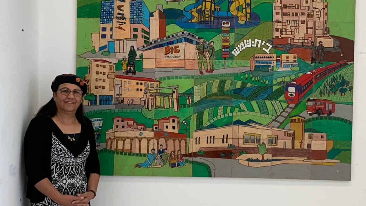 פסיפס זכוכית מרהיב של תלמידי ביה”ס ‘עוזיאל’ יעטר את הכניסה לבניין העירייה