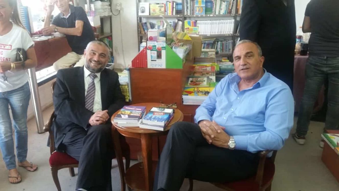 מכירת ספרים משותפת בין רה”ע משה אבוטבול ואלי כהן בחנות הספרים ‘מסדה’