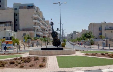 משפרים את נראות העיר: יצירת אומנות בדמות כינור הותקנה בכיכר נריה הנביא